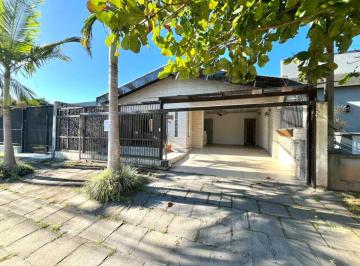 Casa de 4 quartos, Guaratuba · Casa para locação com 4 Quartos, Amplo terreno e ótima localização no centro de guaratuba