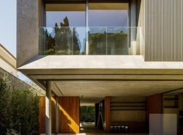Casa · 620m² · 5 Quartos · 4 Vagas · Casa com conforto e sofisticação, Spa na varanda, 5 dormitórios sendo 5 suítes e 4 vagas.