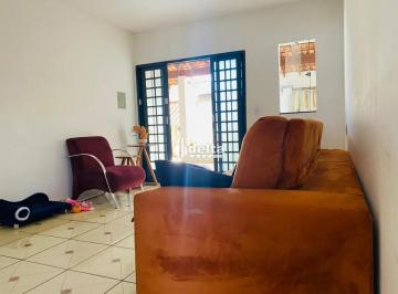 Casa · 250m² · 3 Quartos · 2 Vagas · Casa com 3 quarto sendo 1 suíte disponível para venda no bairro Taiaman em Uberlândia-MG