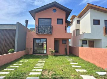 Casa · 99m² · 2 Quartos · 2 Vagas · Sobrado a venda com 2 suítes no bairro Areias de Palhocinha!