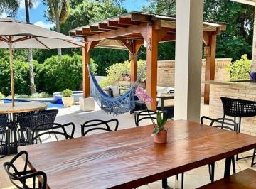 Casa · 422m² · 3 Quartos · 4 Vagas · Casa no Condomínio Reserva Colonial em Valinhos aluga, com 3 suítes, piscina e lazer completo!