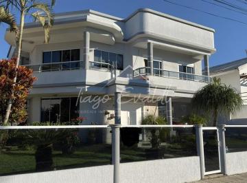 Casa · 310m² · 4 Quartos · 3 Vagas · Casa Alto Padrão com 310m² á aproximadamente 980 metros da Praia de Ingleses.