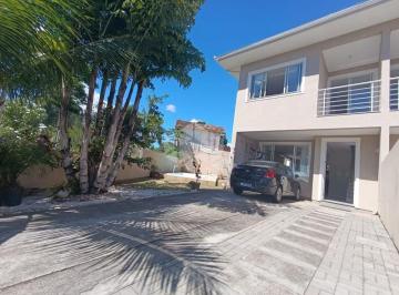 Casa · 166m² · 3 Quartos · 2 Vagas · Casa geminada com 3 suítes e piscina para locação na Cachoeira do Bom Jesus – Florianópolis