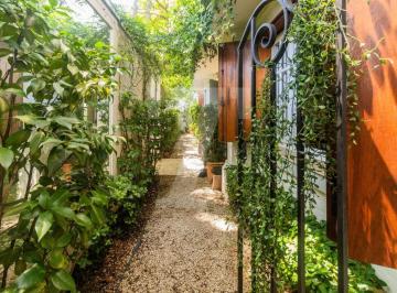 Casa · 180m² · 2 Quartos · 1 Vaga · Casa de vila reformada localizada no Jardim Paulista