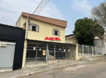 Casa · 460m² · 6 Quartos · 2 Vagas · Oportunidade Única no Centro: Casarão Ideal para Clínicas e Consultórios