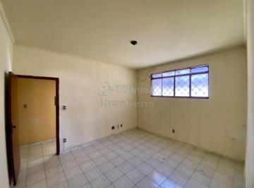 Apartamento · 85m² · 2 Quartos · 1 Vaga · Apartamento 02 quartos no térreo, com quintal, churrasqueira e edícula.