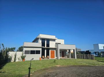 Casa · 265m² · 4 Quartos · 2 Vagas · Casa Alto Padrão no Condomínio Lagoa Azul