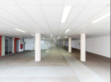 Comercial · 786m² · Sobreloja com 2 andares, sendo 786m² distribuídos em galpão principal com 4 banheiros, 5 salas sendo