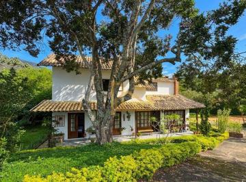 8da866926939a35260f19594c0bc87d5b397b703 · Casa dentro de cond. com 4 quartos (2 suítes) + 2 vagas de garagem e área de lazer