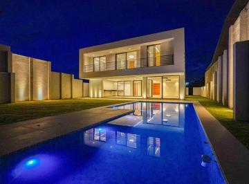 Casa de 4 quartos, Santana de Parnaíba · Arquitetura contemporânea, ambientes amplos e luz natural abundante, em um terreno genereso.