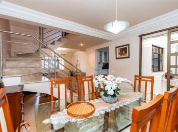 Casa de 4 quartos, Curitiba · Sobrado tríplex | 4 quartos | 1 suíte | 3 salas | 2 banheiros | 2 vagas no Novo Mundo