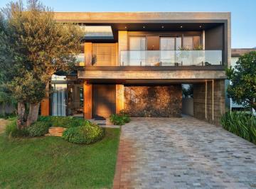 Casa · 403m² · 5 Quartos · 2 Vagas · Sobrado com 5 suítes, com projeto de decoração pronto no condomínio fechado de a