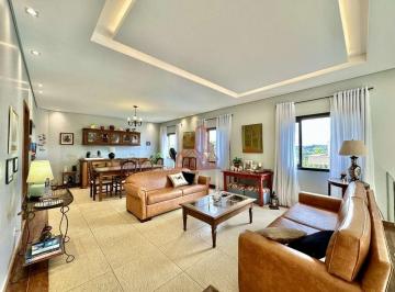 Casa · 330m² · 3 Quartos · 4 Vagas · Golf Village - 3 suítes, amplo salão inferior, varanda gourmet c/ jacuzzi!