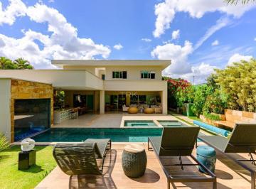 Casa · 674m² · 4 Quartos · 5 Vagas · Onde cada ambiente é um momento. E cada momento, uma memória.