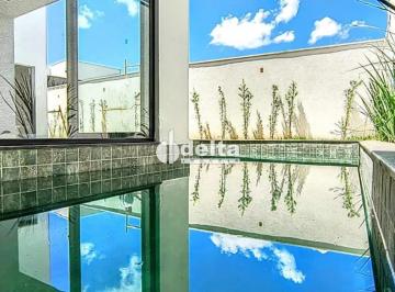 Casa · 420m² · 3 Quartos · 6 Vagas · Casa em condomínio com 3 suítes disponível para venda no bairro Jardim Botânico em Uberlândia-MG
