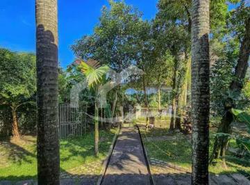 Casa · 300m² · 7 Quartos · 7 Vagas · Ampla residência com 6 suítes, 1 quarto e 4 banheiros.