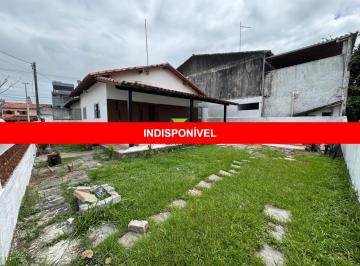 Foto 02 · Casa linear com quintal espaçoso à venda em Barra de São João, situada na quadra da praia.
