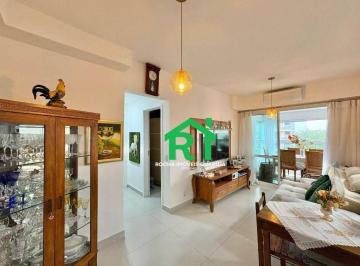 Sala · Apartamento à beira mar com 2 quartos (1 suíte), 2 vagas e lazer à venda em Jardim Astúrias, Guarujá
