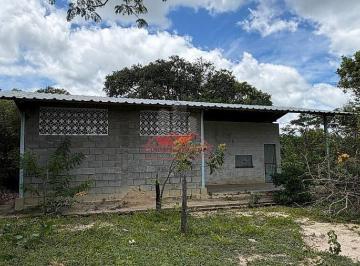Fachada da casa sede em alvenaria com aproximadamente 120m² na fazenda em Grão Mogol, Minas Gerais. · Fazenda de Café em Grão Mogol MG | 146 ha | Aceita Permuta