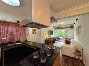 44ca065e587361f40cee85b8184c693fda7e17bf · Apartamento reformado com cozinha conceito aberto a 1 quadra da Praia das Astúrias – Alfa Imóveis Gu