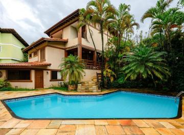 Casa · 832m² · 6 Quartos · 4 Vagas · A madeira conta histórias. E a vista, o futuro.