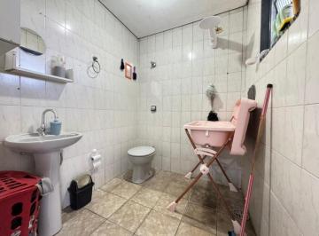 71df097a-e797-4ce2-9b65-8a70530dc88b · Aconchegante casa para venda em Jardim Santa Adélia com 5 quartos, 92m²