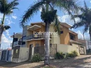 011773681599118.jpg · Sobrado à venda em Apucarana com 3 quartos sendo 1 suíte, 2 banheiros, 2 vagas de garagem e 140m² de