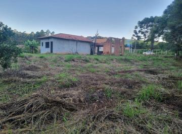 Casa de 1 quarto, Munhoz · Terreno amplo com casa em construção. Excelente localização.