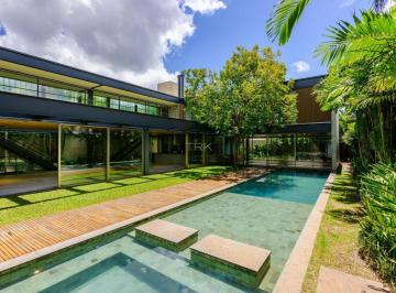 Casa · 782m² · 4 Quartos · 3 Vagas · Quando deixa de ser abrigo e passa a ser linguagem.
