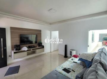 Casa · 250m² · 3 Quartos · 2 Vagas · Casa residencial com 3 quartos sendo 1 suíte disponível para venda no bairro Jardim Patrícia em Uber