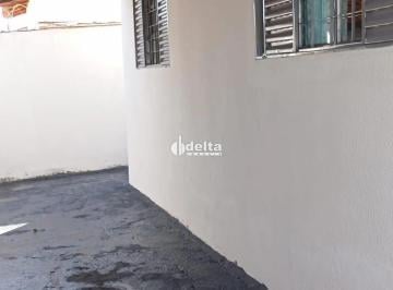 Casa · 360m² · 3 Quartos · 2 Vagas · Casa com 3 quartos sendo 1 suíte disponível para venda no bairro Aclimação em Uberlândia-MG
