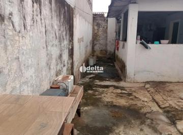 Casa · 312m² · 1 Quarto · 8 Vagas · Casa com um Barracão Novo - Ótima Localização