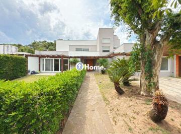 Casa · 200m² · 5 Quartos · 2 Vagas · Linda Residência em Condomínio Fechado no Bairro Pedra Redonda.