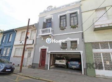 .jpg+2025-03-04 · Casa em Porto Alegre, no bairro Floresta, com 3 dormitório(s), e 3 banheiros, à