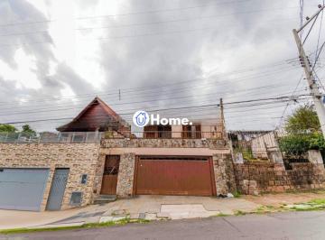 Casa · 166m² · 3 Quartos · 2 Vagas · Casa de 3 quartos, churrasqueira, terraço, 2 vagas no bairro Glória.