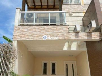 Casa · 165m² · 3 Quartos · 2 Vagas · Bela casa três dormitórios localizada nos altos do bairro Guarujá