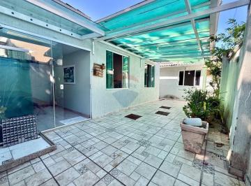 Casa · 148m² · 6 Quartos · 2 Vagas · Conjunto com 4 Casas à Venda no Centro de Cabo Frio | Potencial para Investimento