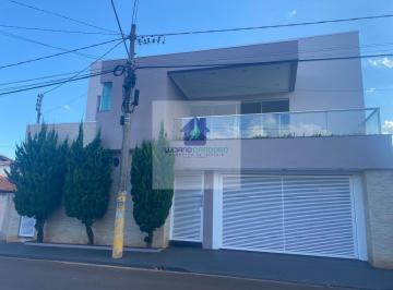 Casa · 2 Quartos · 2 Vagas · Casa à Venda no Centro de Taquarituba, 3 suites