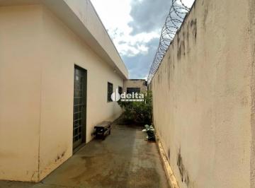 Casa · 360m² · 3 Quartos · 2 Vagas · Casa residencial disponível para venda no bairro Santa Mônica em Uberlândia-MG