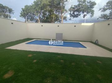 Casa · 400m² · 3 Quartos · 4 Vagas · Casa com 3 quarto sendo suíte disponível para venda no bairro Jardim Karaíba em Uberlândia-MG.