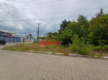 Terreno · 450m² · Terreno de esquina com acesso calçado próximo a praia.