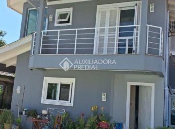 Casa · 262m² · 4 Quartos · 2 Vagas · Linda casa, com 4 quartos/dormitórios, sendo 1 suíte com banheira de hidromassagem, piscina, 2 vagas