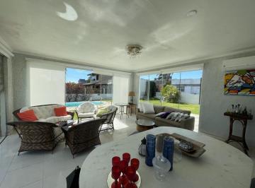 Casa · 250m² · 3 Quartos · 5 Vagas · Casa 3 dormitórios em  Xangrilá.