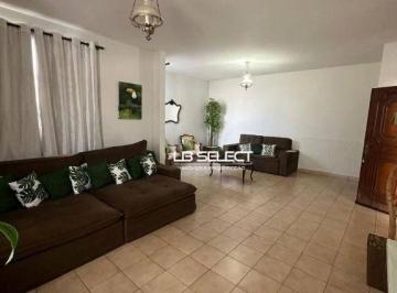 5fd6725e7bb119f266de14a64739c95083933a76 · Casa no bairro Tubalina com três quartos, uma suíte e duas vagas de garagem.