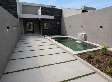 Casa · 87m² · 3 Quartos · 2 Vagas · Casa com piscina em Caravelas Matinhos