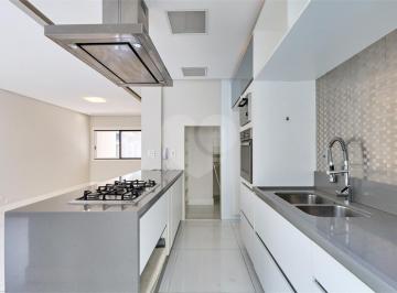 Casa de 4 quartos, São Paulo · Casa com 241 m² e 4 quartos à venda em Santo Amaro