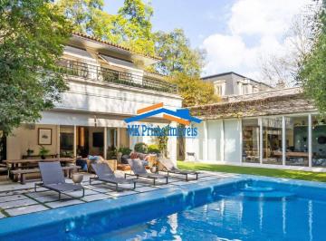Casa · 580m² · 4 Quartos · 4 Vagas · Residência de Alto Padrão no Jardim América: 580m² de Luxo e Tecnologia.