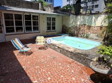 Casa · 109m² · 3 Quartos · 2 Vagas · Casa no Bairro Petrópolis, à 800 metros da Encol, com pátio e piscina.