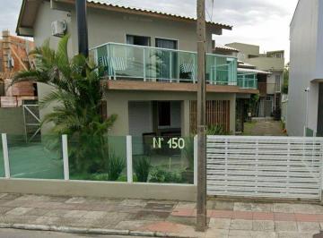 Casa · 392m² · 3 Quartos · 1 Vaga · Residencial com Quatro Casas Próximo à Praia Central - Garopaba/SC
