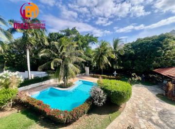 Casa · 350m² · 5 Quartos · 6 Vagas · Casa com 350m2 de área construída e 920m2 total clube particular com piscina, espaço gourmet com 5/4